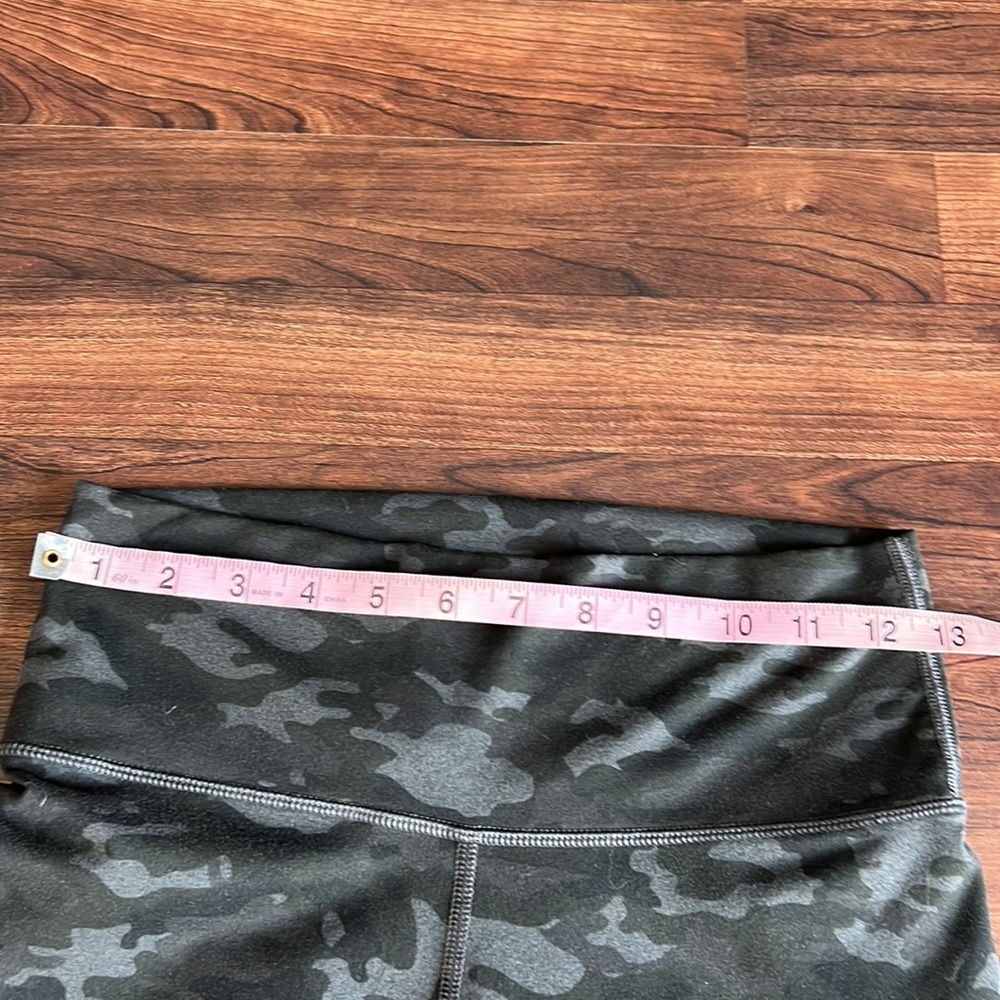 Fabletics camo capris SZ Small - Picture 5 of 6